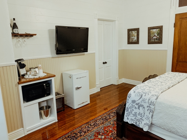 Featured image of post Spotlight Design For Bedroom / The low bench placed in front of the window ensures that natural light is not.